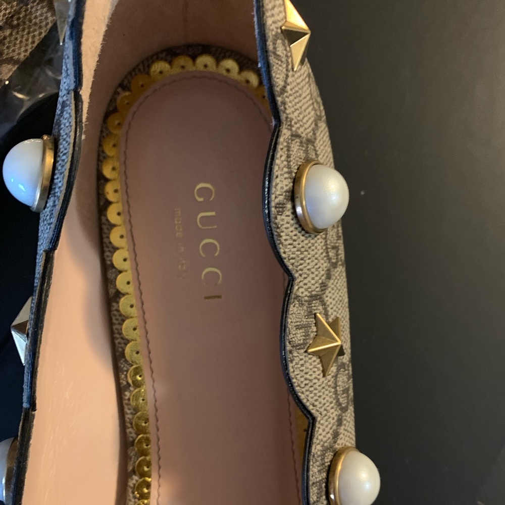 Gucci flats new never worn